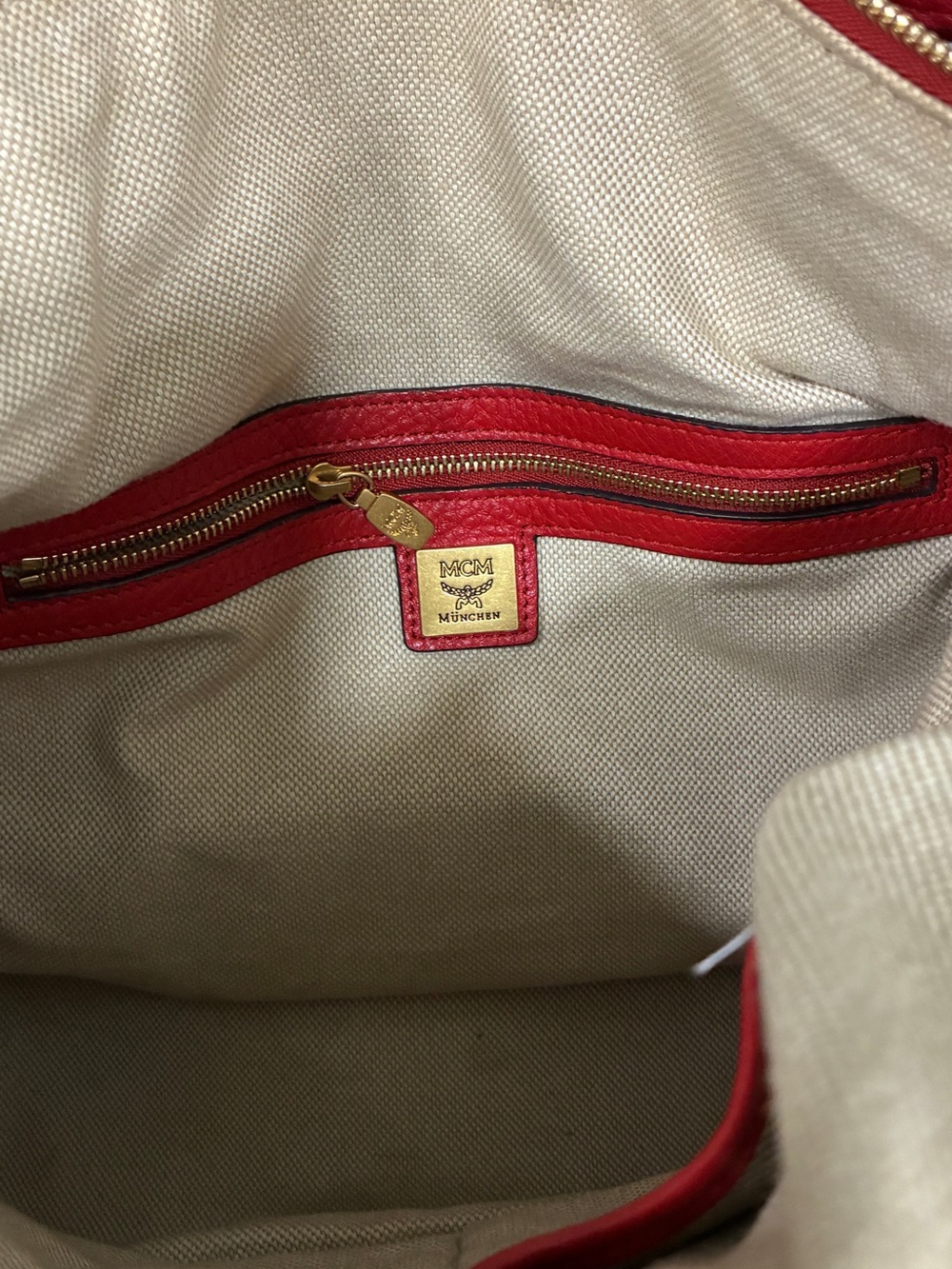 MCM red Pebbled Leather Women’s Shoulder Bag with Gold Plaque-preowned - Picture 4 of 9